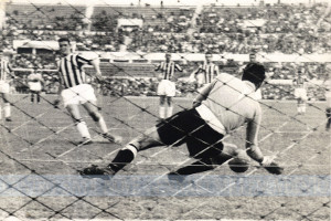 1956.05.10_Lovati_para_il_rigore_ad_Emoli_Lazio-Juventus_2-0-w