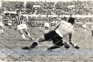 1956, Muccinelli e Selmosson castiga-Juve. E Bob…