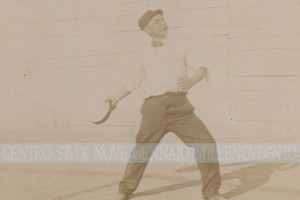 1910, una foto mai vista: Ballerini gioca a tamburello